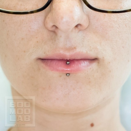 ПИРСИНГ VERTICAL LABRET