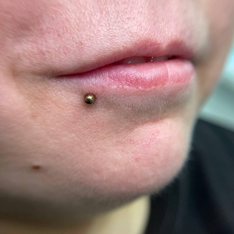 ПИРСИНГ LABRET SIDE