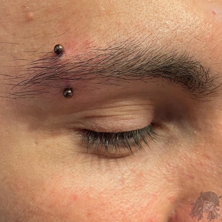 ПИРСИНГ БРОВИ