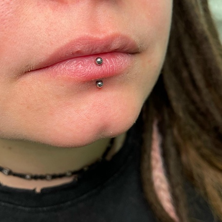 ПИРСИНГ VERTICAL LABRET