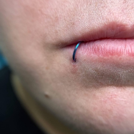 ПИРСИНГ LABRET SIDE