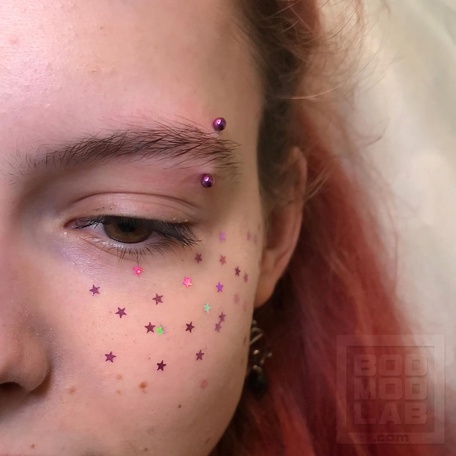 ПИРСИНГ БРОВИ