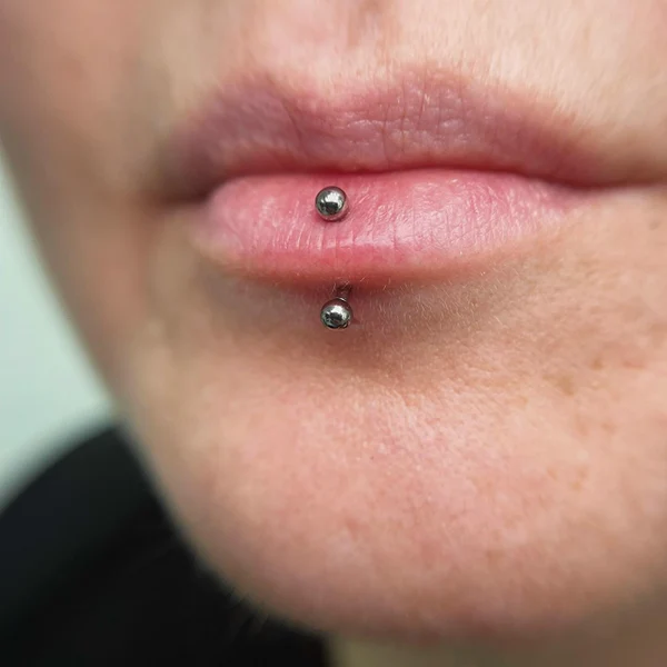 ПИРСИНГ VERTICAL LABRET