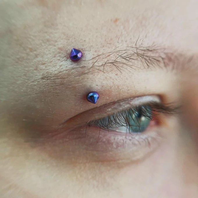 ПИРСИНГ БРОВИ