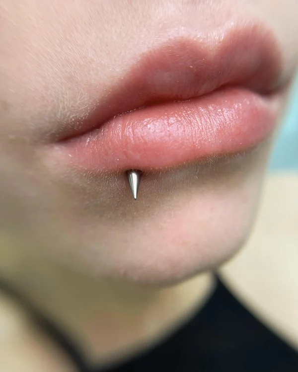 ПИРСИНГ LABRET SIDE