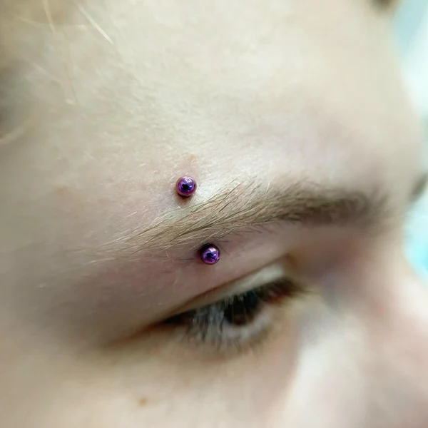 ПИРСИНГ БРОВИ