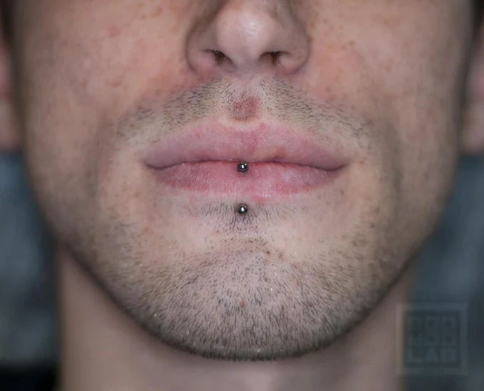 ПИРСИНГ VERTICAL LABRET