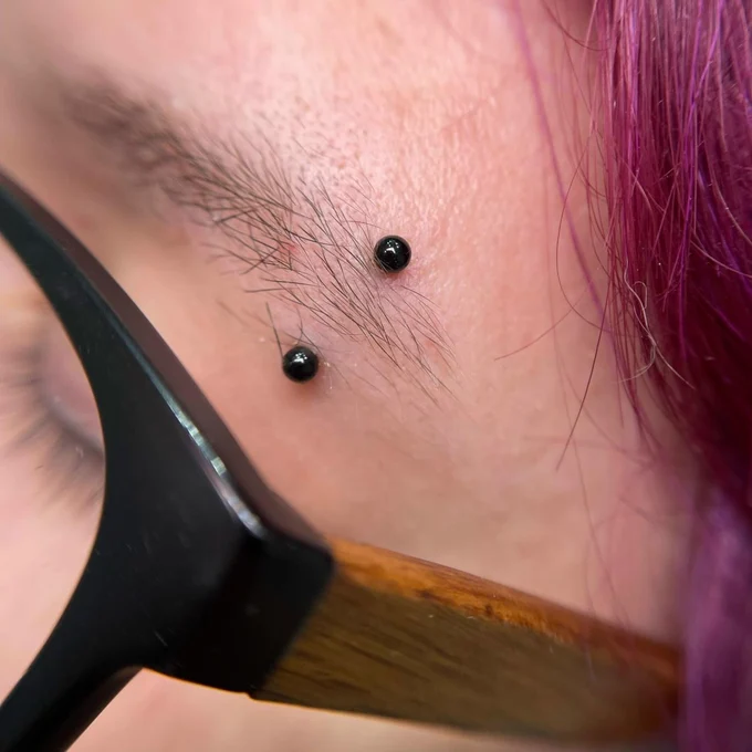 ПИРСИНГ БРОВИ