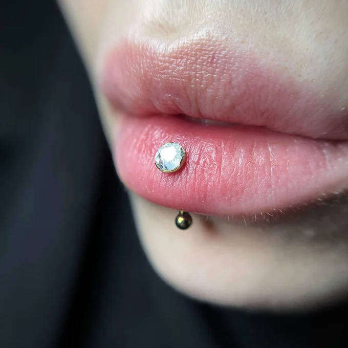 ПИРСИНГ VERTICAL LABRET