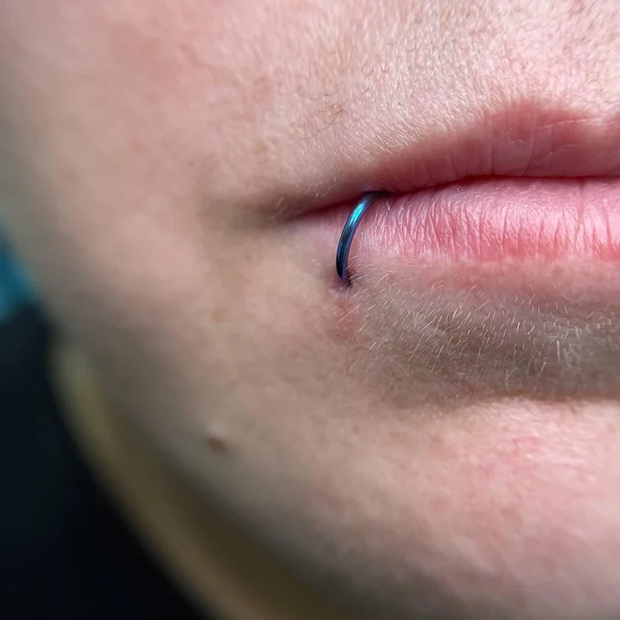 ПИРСИНГ LABRET SIDE