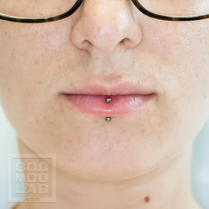 ПИРСИНГ VERTICAL LABRET