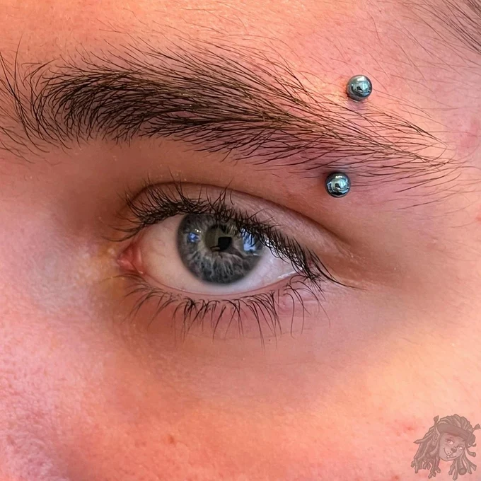 ПИРСИНГ БРОВИ