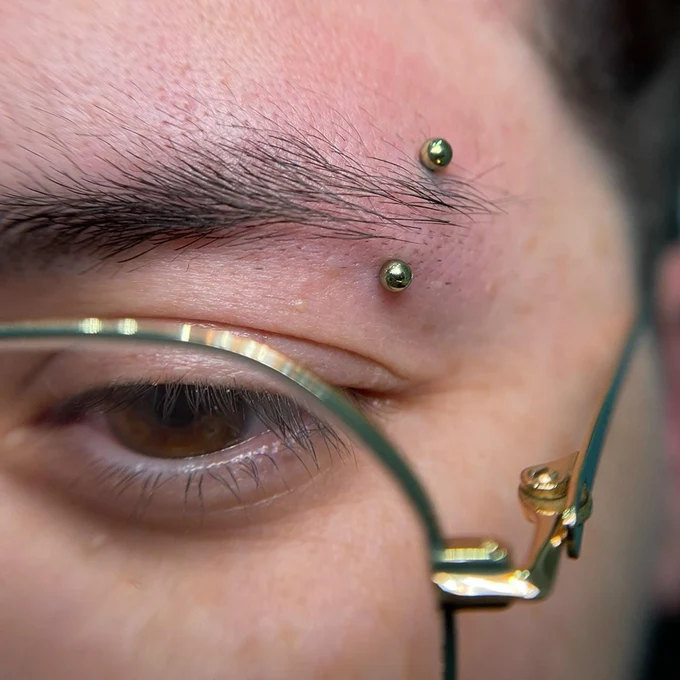 ПИРСИНГ БРОВИ