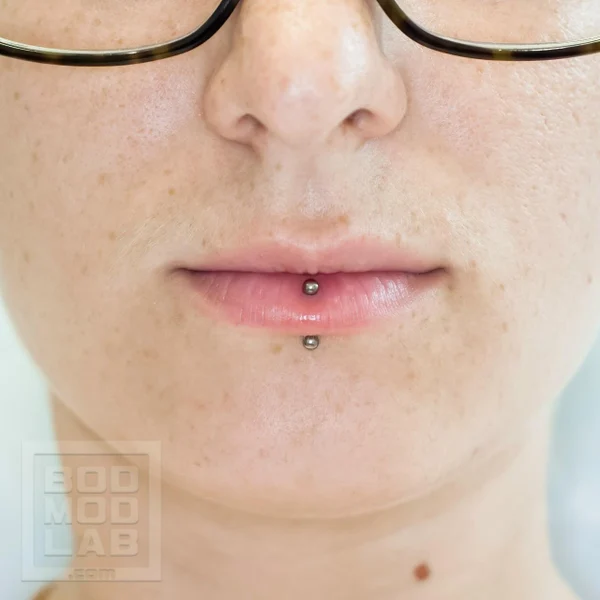 ПИРСИНГ VERTICAL LABRET