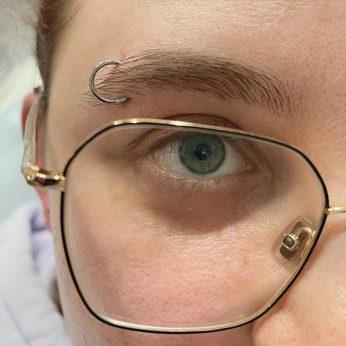 ПИРСИНГ БРОВИ