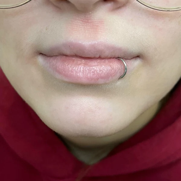 ПИРСИНГ LABRET SIDE