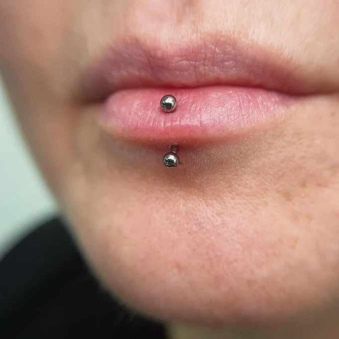 ПИРСИНГ VERTICAL LABRET