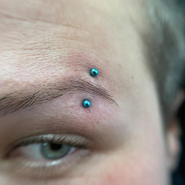 ПИРСИНГ БРОВИ