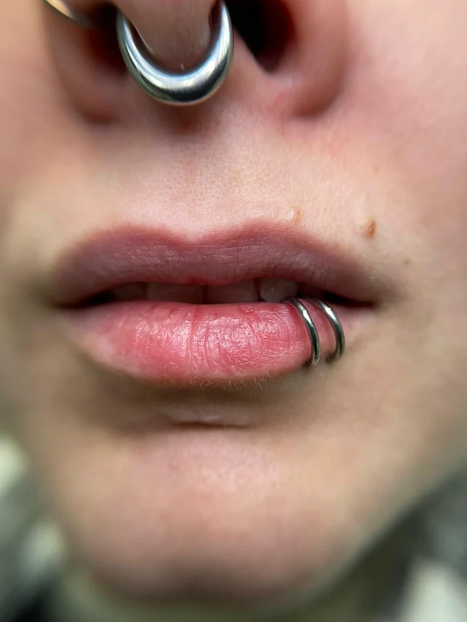 ПИРСИНГ LABRET SIDE