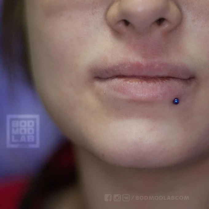 ПИРСИНГ LABRET SIDE
