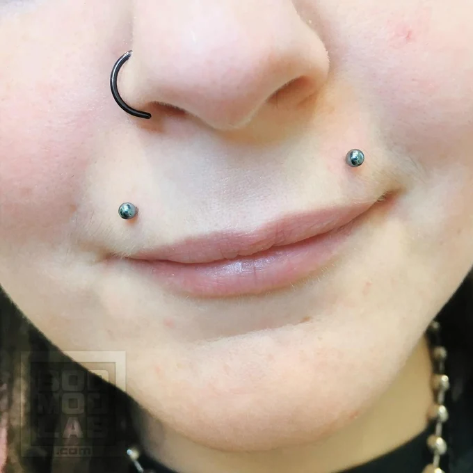 ПИРСИНГ LABRET УКУСЫ