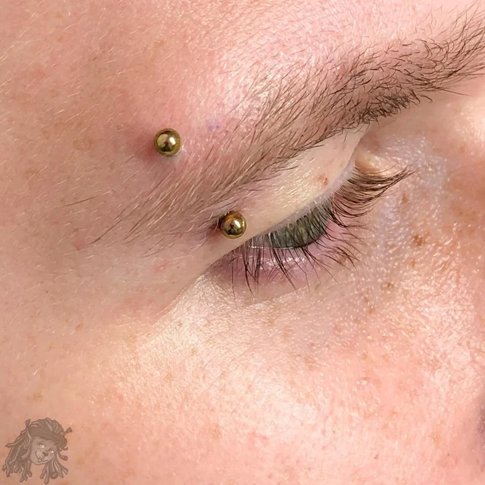 ПИРСИНГ БРОВИ